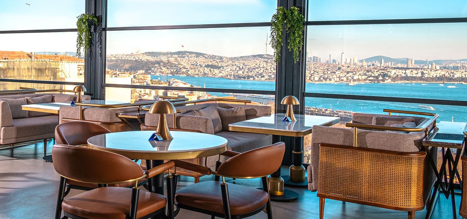 Sultanahmet Rooftop Restoran Rehberi: Boğaz Manzaralı Akşam Yemeği için Pino Gare